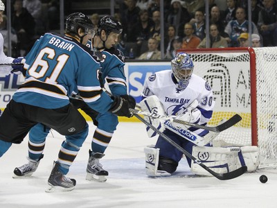 Joe Thornton a Justi Braun pred bránkou Rolosona
