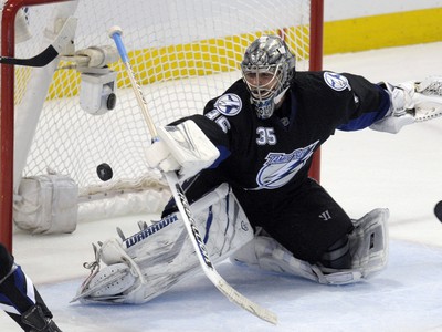 Dwayne Roloson inkasuje gól