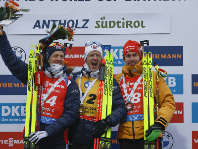 Z ľavej strany: Nór Tarjei Boe, uprostred víťaz Johannes Thingnes a tretí Nemec Johannes Kuehn
