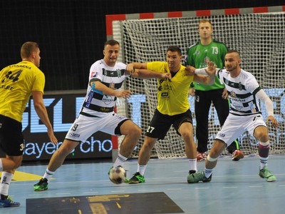 Zľava: Anze Ratajec (Velenje), Rado Pekár (Prešov), Blaz Klec (Velenje), Igor Chupryna a Dominik Krok (Prešov) počas finále kvalifikácie