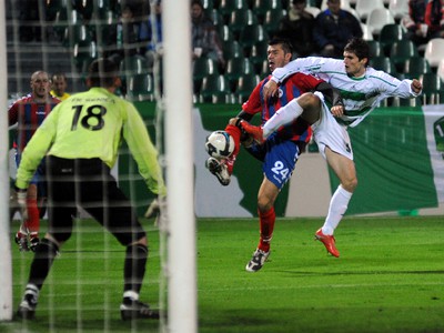 Brankár hostí Pavol Kamesch, Stanislav Velický a Matej Ižvolt 