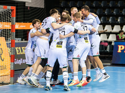 Na snímke radosť hráčov Prešova z výhry po štvrtom zápase finále play-off Niké Handball Extraligy mužov