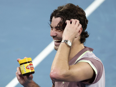 Americký tenista Taylor Fritz sa usmieva počas rozhovoru na kurte po výhre nad Grékom Stefanosom Tsitsipasom v osemfinále mužskej dvojhry na grandslamovom turnaji Australian Open v Melbourne v nedeľu 21. januára 2024