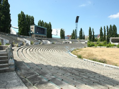 Definitívny koniec legendárneho štadióna na bratislavskom Tehelnom poli. V pondelok sa do jeho ruín zahryzli bágre a definitívne ho rozoberú