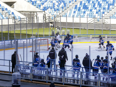 Mladežnícke mužstvá z Bratislavy počas zápasu na Tehelnom poli v rámci podujatia Kaufland Winter Games