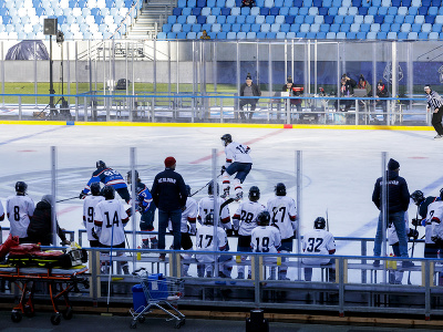 Mladežnícke mužstvá z Bratislavy počas zápasu na Tehelnom poli v rámci podujatia Kaufland Winter Games