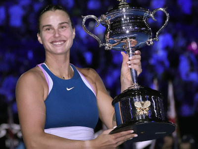Aryna Sabalenková s trofejou