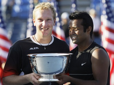 Lukáš Dlouhý (vľavo) a Leander Paes sa tešia z trofeje z US Open