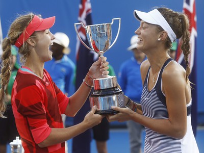 Tereza Mihalíková a Anna Kalinská sa radujú z titulu vo štvorhre