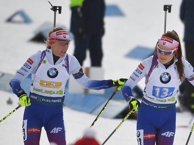 Terézia Poliaková a Veronika Machyniaková na trati súťaže v miešanej štafete štvoríc