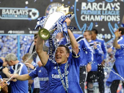 Kapitán John Terry sa raduje s trofejou