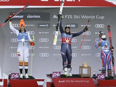 Švédska lyžiarka Sara Hectorová (uprostred) pózuje na pódiu s druhou Slovenkou Petrou Vlhovou (vľavo) a treťou Francúzkou Tessou Worleyovou (vpravo) po 2. kole obrovského slalomu žien Svetového pohára v talianskom stredisku Kronplatz