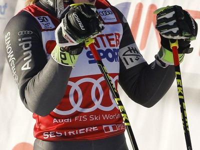 Víťazné gesto francúzskej slalomárky Tessy Worleyovej v cieli druhého kola obr. slalomu SP v talianskom Sestriére
