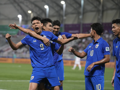 Supachai Chaided oslavuje gól so spoluhráčmi