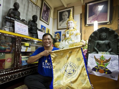 Titul Leicestru City v najvyššej anglickej futbalovej súťaži možno spraví z budhistického kláštora v Bangkoku pútnické mesto