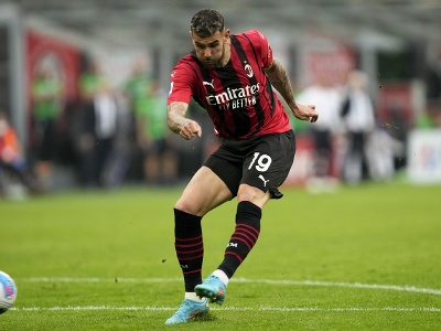 Hráč AC Miláno Theo Hernandez strieľa gól
