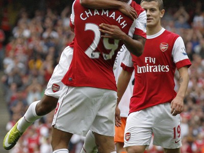 Walcottovi gratulujú Chamakh a Wilshere