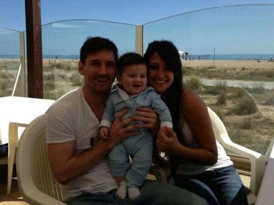 Lionel Messi so synom a partnerkou Antonellou Roccuzzovou