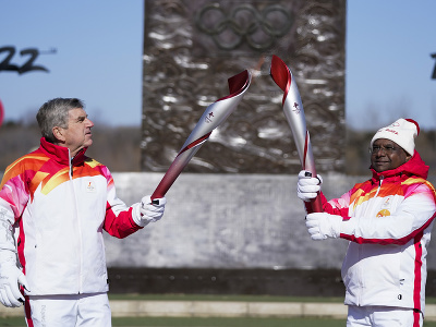 Prezident Medzinárodného olympijského výboru (MOV) Thomas Bach a prezident valného zhromaždenia Organizácie Spojených národov Abdulla Shahid