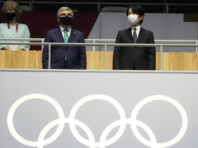 Japonský korunný princ Akišino a prezident MOV Thomas Bach počas záverečného ceremoniálu OH v Tokiu