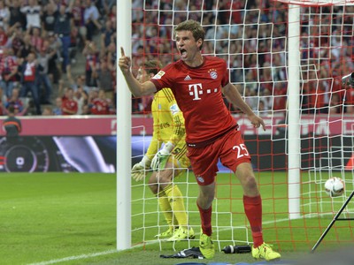 Thomas Müller oslavuje tretí gól Bayernu