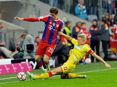 Thomas Müller a Andreas Beck v súboji o loptu