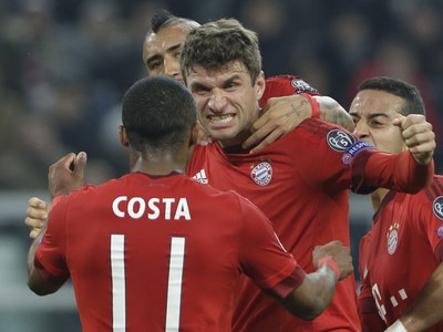 Thomas Müller so spoluhráčmi oslavuje vedúci gól Bayernu
