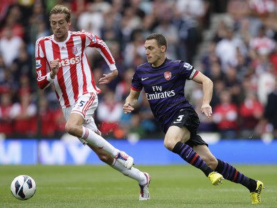 Thomas Vermaelen a Peter Crouch 