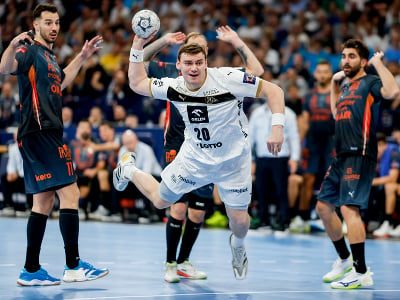 Lukas Laube strieľa na