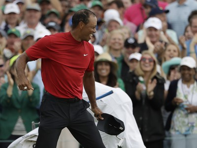 Americký golfista Tiger Woods sa teší po výhre na turnaji kategórie major v americkej Auguste