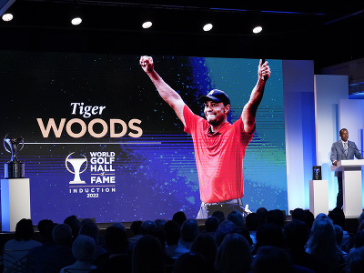 Amerického golfistu Tigera Woodsa v stredu uviedli do Siene slávy