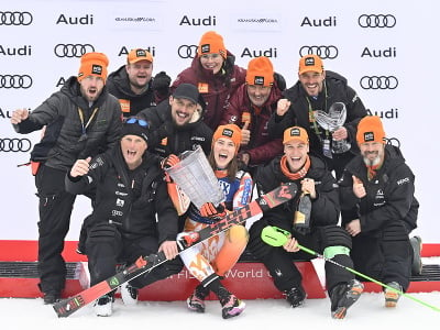Slovenská lyžiarka Petra Vlhová a členovia jej tímu sa tešia po víťazstve v slalome Svetového pohára 