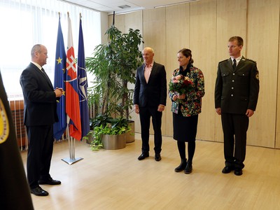 Veronika Velez-Zuzulova spolu s otcom Timotejom Zuzulom počas stretnutia s ministrom obrany Petrom Gajdošom