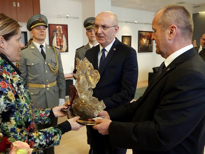Veronika Velez-Zuzulova spolu s otcom Timotejom Zuzulom počas stretnutia s ministrom obrany Petrom Gajdošom