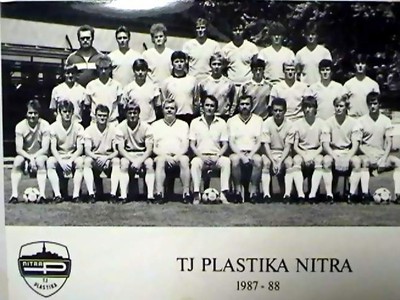 Tímová fotografia TJ Plastiky Nitry zo sezóny 1987/88. V dolnom rade sedia zľava Eduard Gajdoš, Ľubomír Moravčík, Ján Harbuľák a Róbert Jež.
