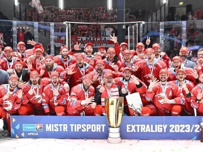 Hokejisti Třinca oslavujú zisk piateho titulu v rade