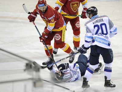 Samuel Mlynarovič leží na ľade