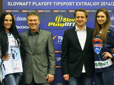Riaditeľ HK Nitra Ján Plandora (uprostred vľavo) a generálny manažér MHC Mountfield Martin Martin Kalnický (uprostred vpravo) počas tlačovej konferencie pred Slovnaft play-off hokejovej Tipsport extraligy