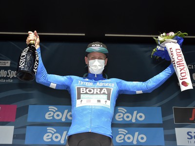 Pascal Ackermann sa raduje z víťazstva v prvej etape Tirreno-Adriatico