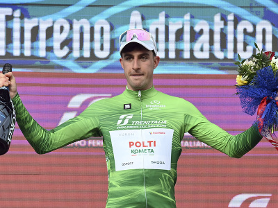 Davide Bais v zelenom tričku počas  2. etapy pretekov Tirreno - Adriatico