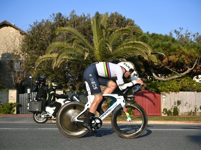 Na snímke taliansky cyklista Filippo Ganna v prvej etape pretekov Tirreno Adriatico  talianskom Lido di Camaiore