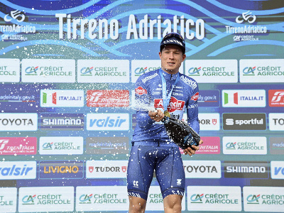 Jasper Philipsen a jeho víťazné gesto v 2. etape pretekov Tirreno - Adriatico