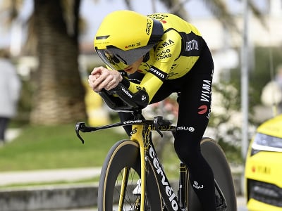 Jonas Vingegaard počas časovky na Tirreno-Adriatico v novej futuristickej helme