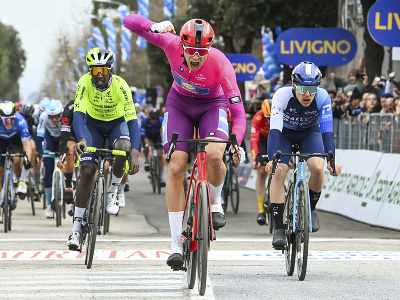 Taliansky cyklista Jonathan Milan vyhral 4. etapu pretekov Tirreno - Adriatico