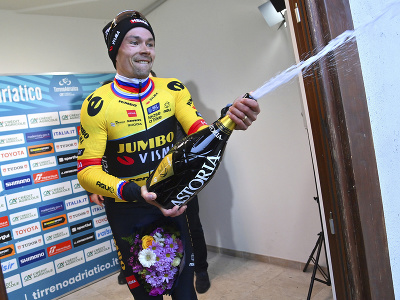 Slovinský cyklista Primož Roglič z tímu Jumbo-Visma sa teší z víťazstva v 5. etape pretekov Tirreno - Adriatico z Morro d'Oro do Sassotetta-Fonte Lardina