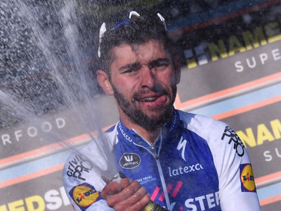 Fernando Gaviria oslavuje na stupni víťazov triumf v šiestej etape