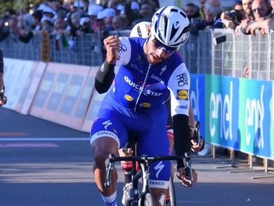 Fernando Gaviria a jeho víťazné oslavy v cieli šiestej etapy