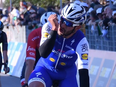 Fernando Gaviria a jeho víťazné oslavy v cieli šiestej etapy