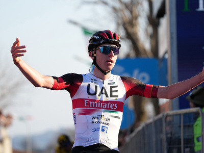 Tadej Pogačar a jeho víťazné oslavy v cieli štvrtej etapy Tirreno - Adriatico