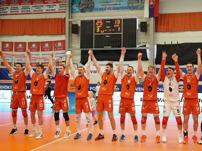 Na snímke volejbalisti Komárna oslavujú víťazstvo v Superfinále Slovenského pohára vo volejbale mužov
